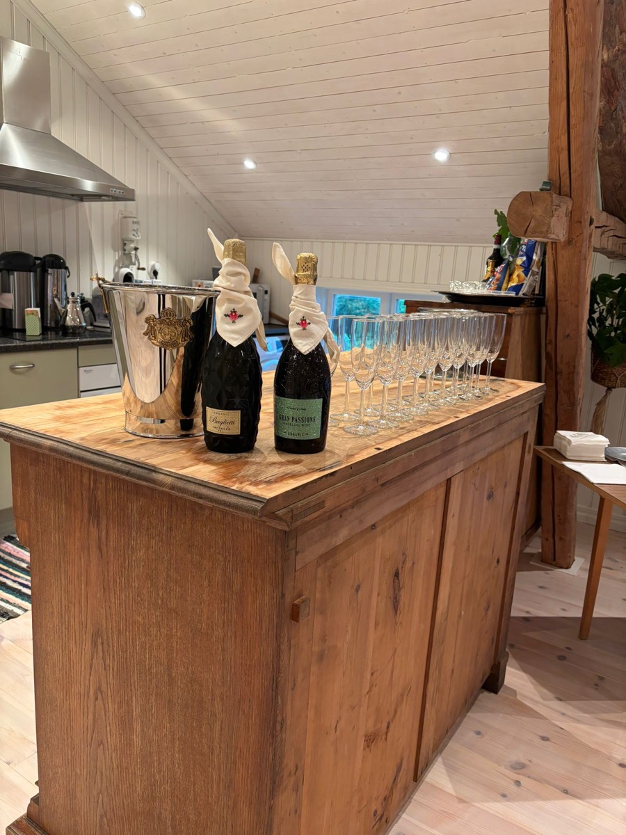 Uppdukad bar i gammal trädisk med champagneglas och bubbel på is