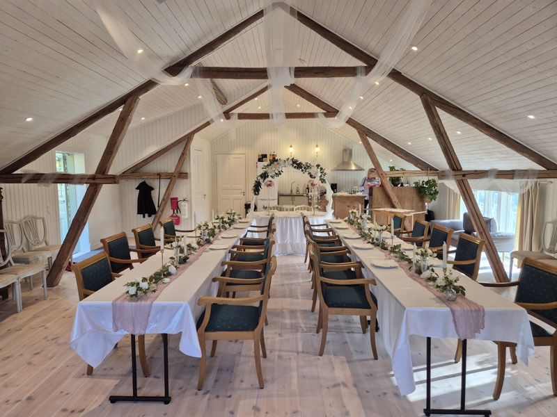 Långbord dukade för bröllopsmiddag i lokalen